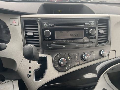 Used 2013 Toyota Sienna L image 9