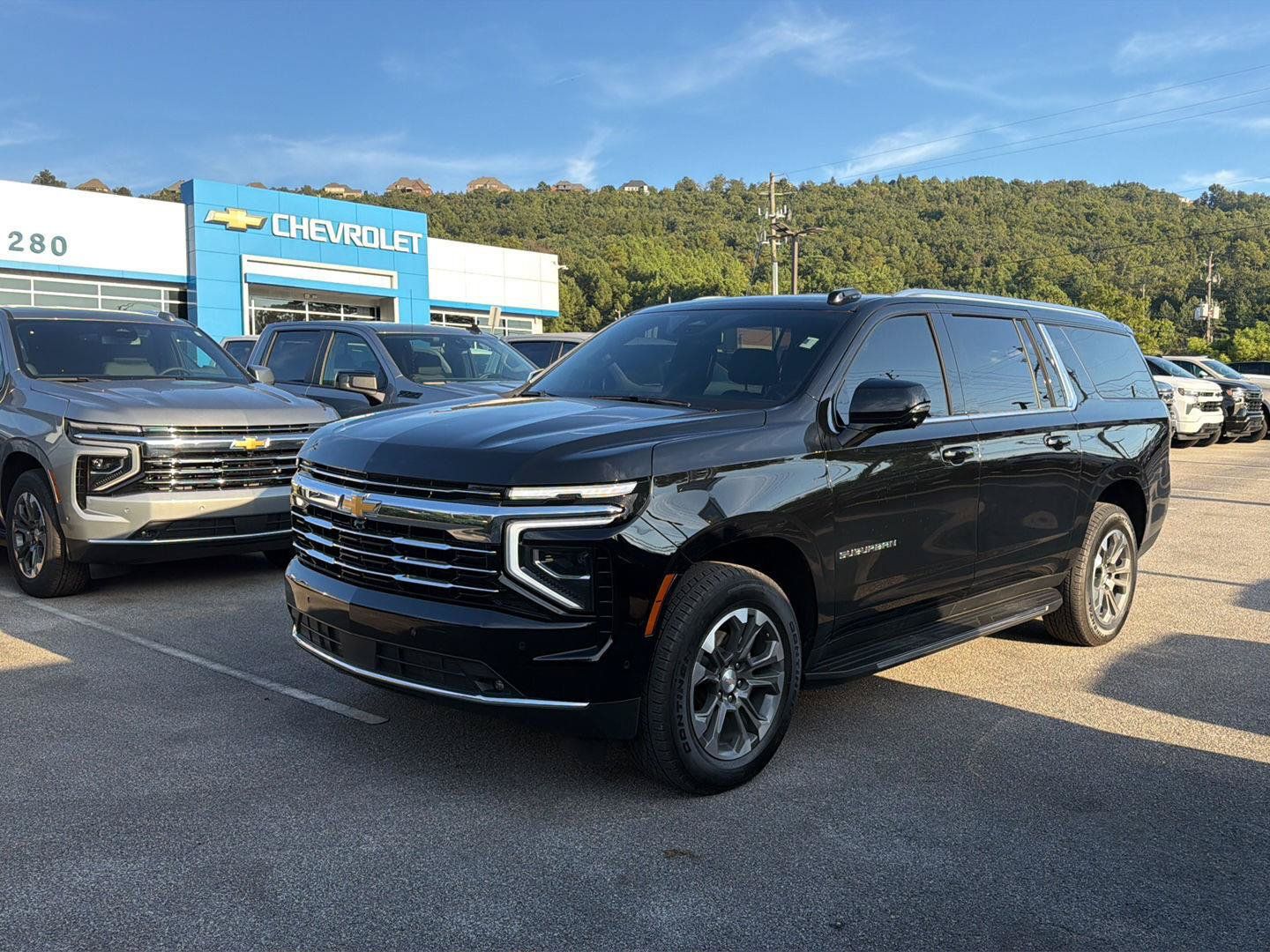Used 2025 Chevrolet Suburban LT w/ Comfort Package RWD image 1