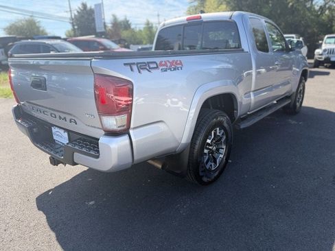 Used 2017 Toyota Tacoma TRD Sport w/ Tow Package (A/T) AWD/4WD image 5