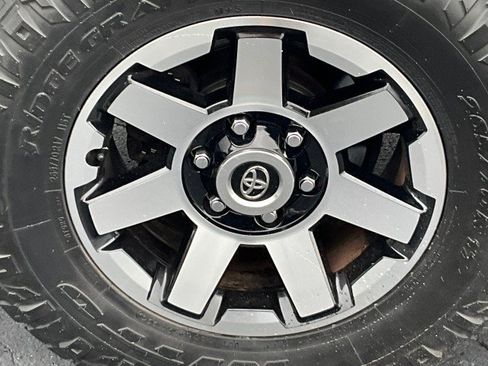 Used 2011 Toyota 4Runner SR5 w/ Premium Pkg w/Leather RWD image 9