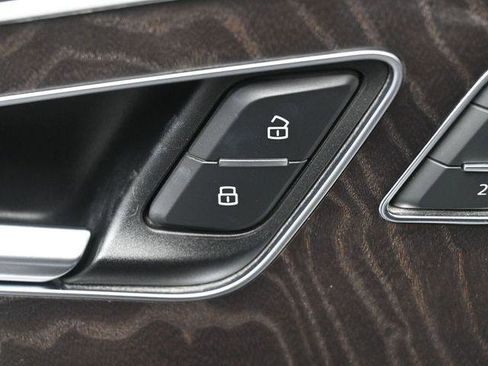 Used 2019 Audi Q8 Premium image 14