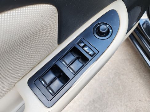 Used 2014 Dodge Avenger SE FWD image 21