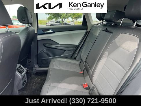 Used 2024 Volkswagen Taos SE w/ Panoramic Sunroof Package AWD/4WD image 10