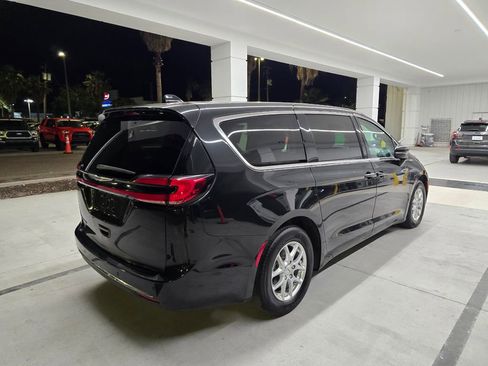 Certified 2023 Chrysler Pacifica Touring-L FWD image 6
