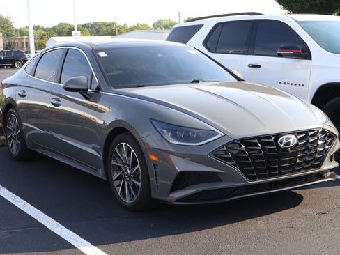 Used 2020 Hyundai Sonata Limited w/ Preferred Accessory Package FWD image 3