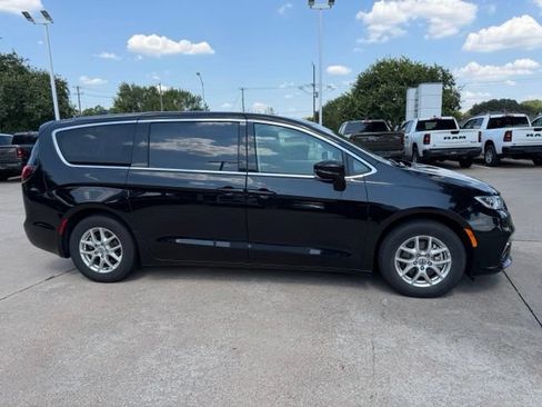Used 2024 Chrysler Pacifica Touring-L FWD image 5