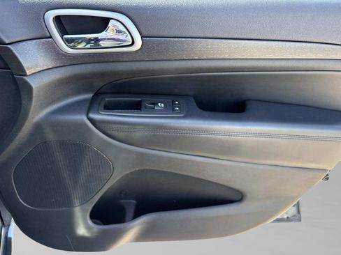 Used 2018 Jeep Grand Cherokee Altitude image 21