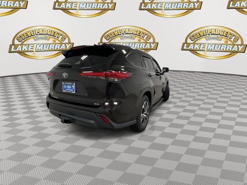 Used 2022 Toyota Highlander XLE FWD image 2