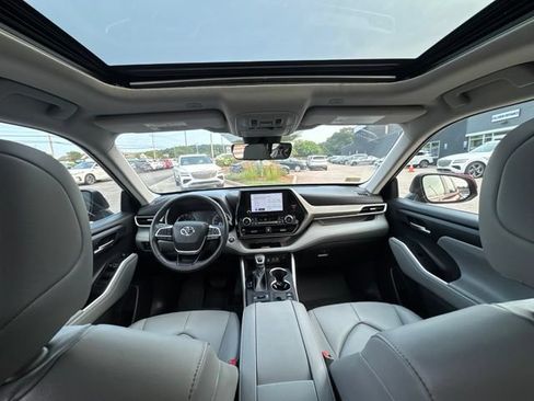 Used 2023 Toyota Highlander XLE AWD/4WD image 42