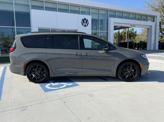 Used 2025 Chrysler Pacifica Limited video 2