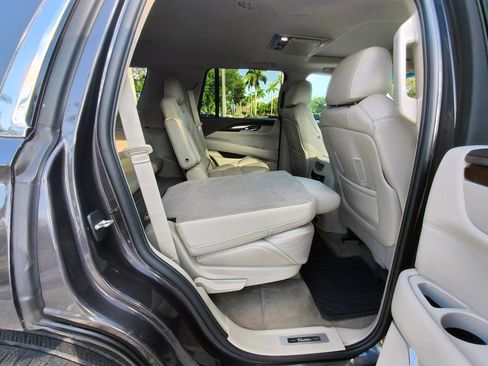 Used 2016 Cadillac Escalade Luxury AWD/4WD image 36