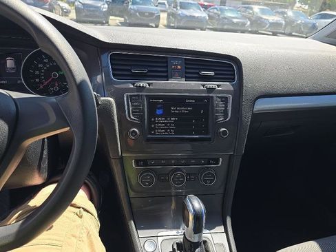 Used 2016 Volkswagen e-Golf SE image 10