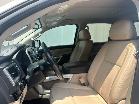 Used 2018 Nissan Titan SV w/ SV Convenience Package AWD/4WD image 11