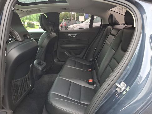 Used 2019 Volvo S60 T5 Momentum w/ Premium Package FWD image 10
