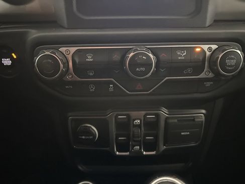 Used 2020 Jeep Wrangler Unlimited Sahara AWD/4WD image 22