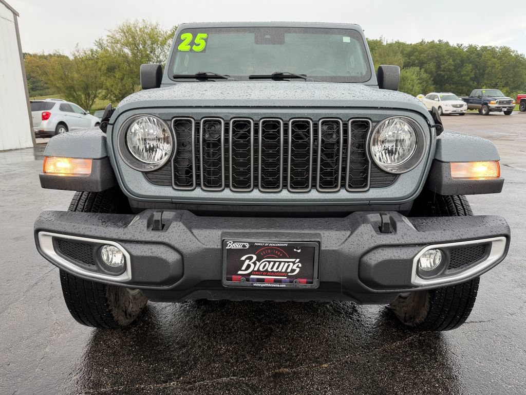 Used 2025 Jeep Gladiator Sport AWD/4WD image 2