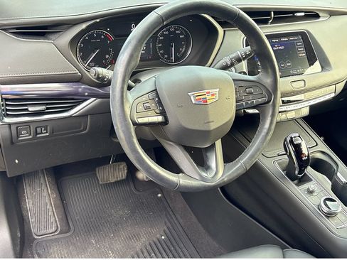 Used 2023 Cadillac XT4 Luxury w/ Cold Weather Package FWD image 9