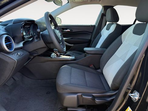 Used 2025 Chevrolet Trax LS w/ LS Convenience Package image 9