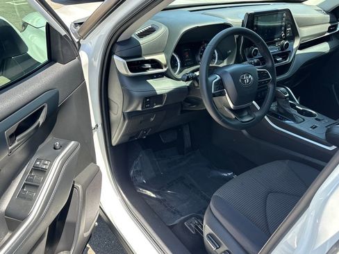 Used 2022 Toyota Highlander LE FWD image 9