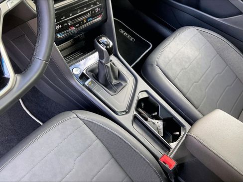 Certified 2025 Volkswagen Taos SE image 17
