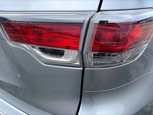 Used 2016 Toyota Highlander LE FWD image 30