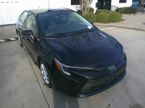Used 2024 Toyota Corolla LE image 2