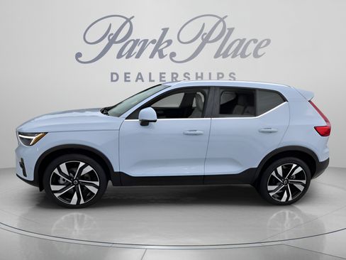 Used 2025 Volvo XC40 B5 Ultra AWD/4WD image 2