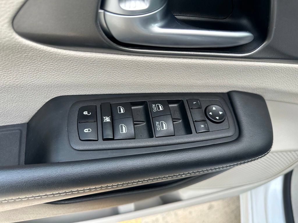 Used 2024 Chrysler Pacifica Touring-L FWD image 10