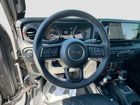 Used 2025 Jeep Gladiator Rubicon w/ Safety Group AWD/4WD image 11