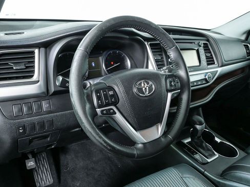 Used 2015 Toyota Highlander Plus FWD image 4