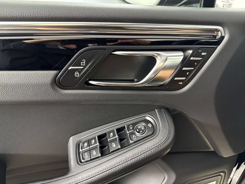 Certified 2025 Porsche Macan Turbo AWD/4WD image 33