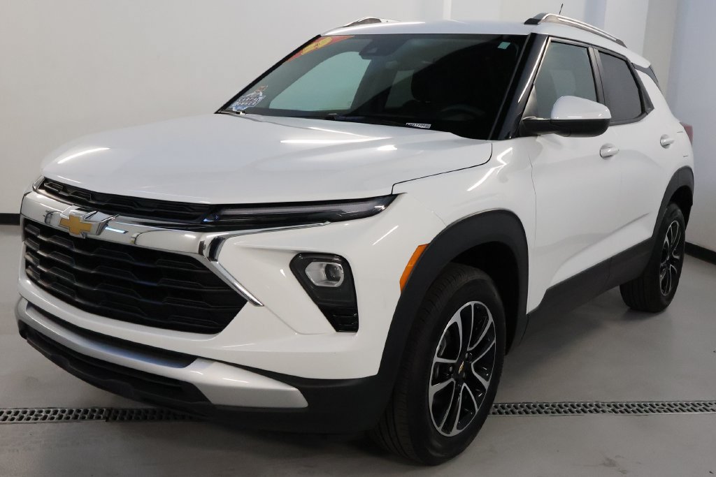 Used 2025 Chevrolet TrailBlazer LT AWD/4WD image 3