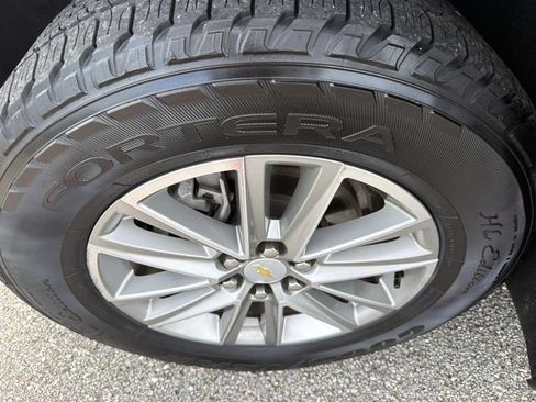 Used 2023 Chevrolet Traverse LT FWD image 33