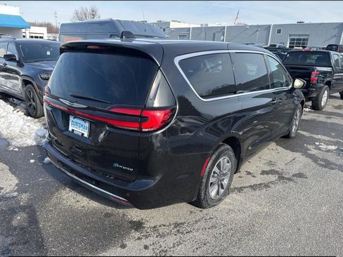 Used 2023 Chrysler Pacifica Touring-L image 5