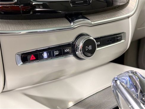 Used 2023 Volvo XC60 B5 Ultimate w/ Protection Package image 14