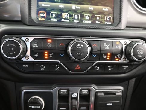 Used 2019 Jeep Wrangler Unlimited Sahara AWD/4WD image 24