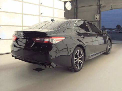 Used 2020 Toyota Camry SE FWD image 2