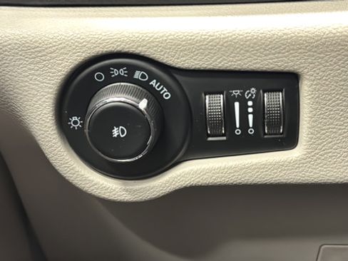 Used 2023 Chrysler Pacifica Touring-L w/ Uconnect Theater Family Group AWD/4WD image 33
