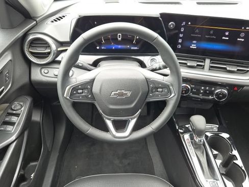 Used 2025 Chevrolet Trax ACTIV FWD image 2