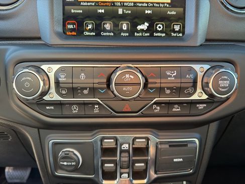 Used 2021 Jeep Wrangler Unlimited Sahara image 37