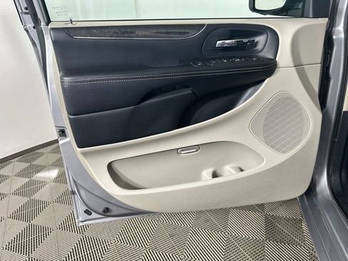 Used 2016 Chrysler Town & Country Touring image 15