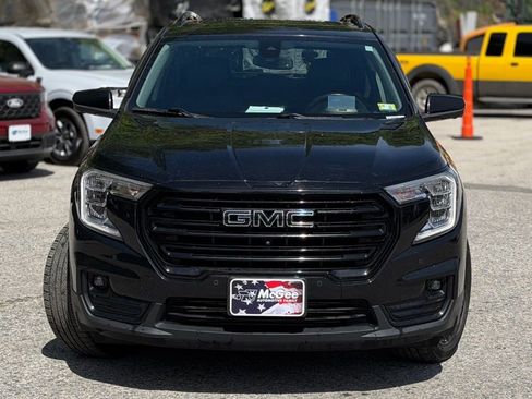Used 2022 GMC Terrain SLT w/ Infotainment Package II AWD/4WD image 2