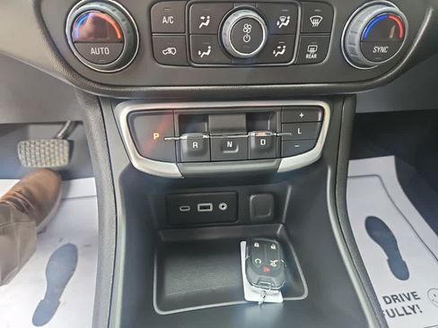 Used 2024 GMC Terrain SLE w/ Driver Convenience Package FWD image 15