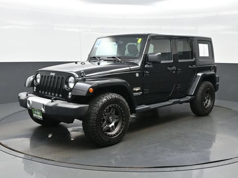 Used 2014 Jeep Wrangler Unlimited Sahara w/ Connectivity Group AWD/4WD image 2