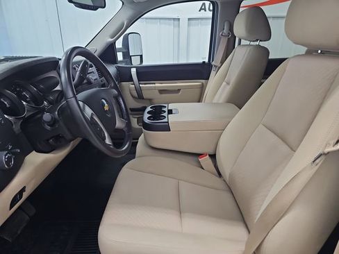 Used 2011 Chevrolet Silverado 2500 LT w/ Interior Plus Package RWD image 9