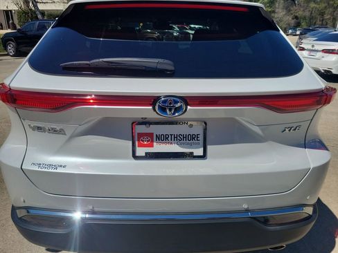 Used 2023 Toyota Venza XLE image 4