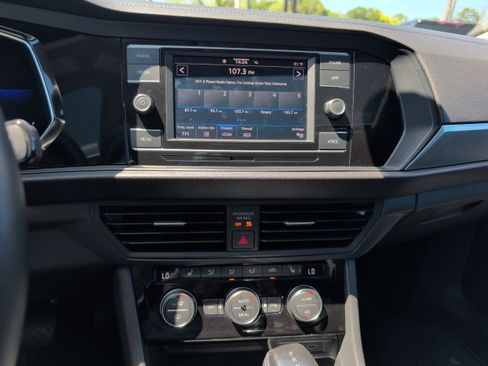 Used 2022 Volkswagen Jetta SE FWD image 19