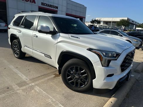 Used 2025 Toyota Sequoia Platinum AWD/4WD image 2