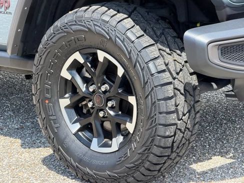 Used 2025 Jeep Wrangler Unlimited Rubicon AWD/4WD image 9