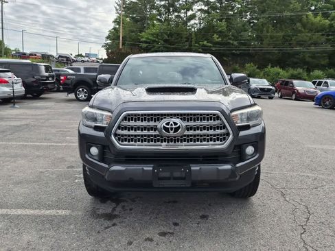 Used 2017 Toyota Tacoma TRD Sport w/ Tow Package (A/T) AWD/4WD image 3